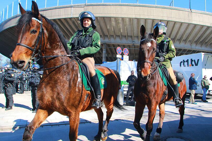 Auch heuer wieder: Berittene Polizei unter der Westkurve.