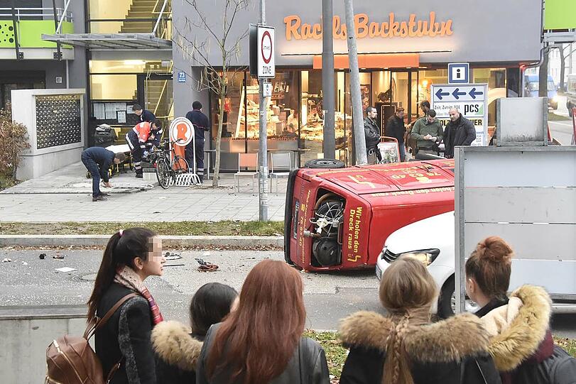 Auf der Kreuzung Chiemgaustraße/Pfälzer-Wald-Straße war ein BMW mit einem Piaggio Porter eines Rohrreinigungsbetriebs zusammengeprallt. Zu der Zeit waren auch viele Kinder zu Schulen und Kindergärten unterwegs.