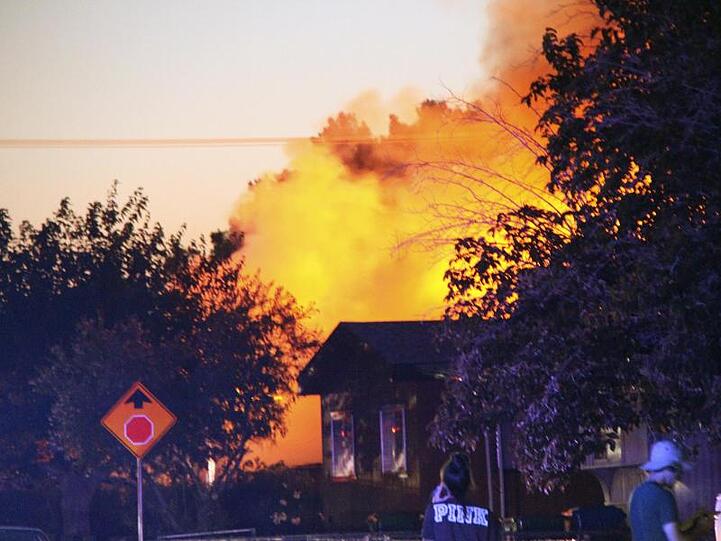 In Ridgecrest ist nach dem Beben am Donnerstag ein Feuer hinter einem Restaurant ausgebrochen.