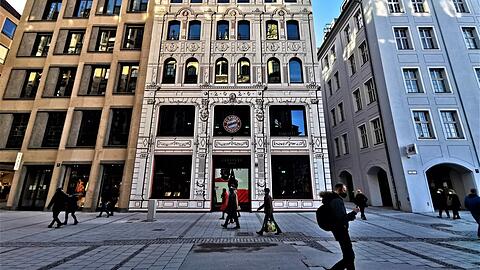 Das neue Haus an der Weinstraße mit Sgraffito-Fassade von Andreas Hild.
