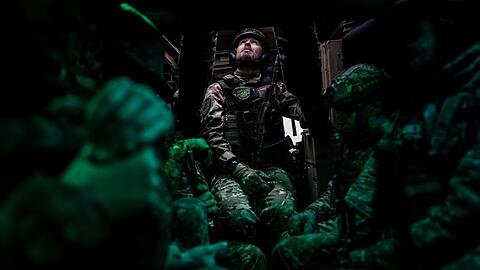Soldaten der ukrainischen Nationalgarde der "Bureviy-Brigade" nehmen an einer Militärübung in Kiew teil.