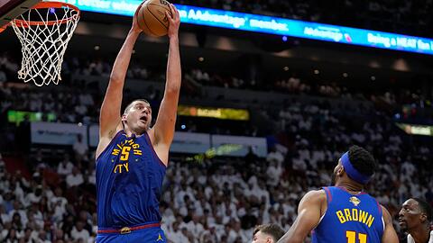 Nikola Jokic (15), Center der Denver Nuggets, schnappt sich einen Rebound.
