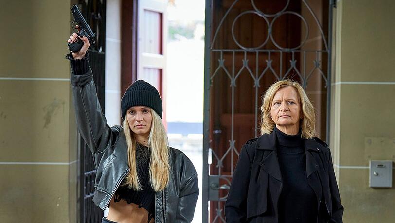 "Mord mit Aussicht: Tag der Abrechnung": Michelle Amsel (Leonie Wesselow, l.) und Gisela Rösler (Johanna Gastdorf) dringen während eines Gottesdienstes in die Hengascher Kirche ein.