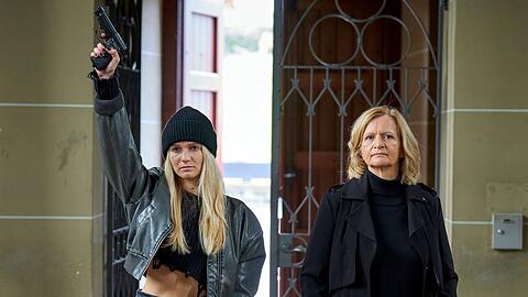 "Mord mit Aussicht: Tag der Abrechnung": Michelle Amsel (Leonie Wesselow, l.) und Gisela Rösler (Johanna Gastdorf) dringen während eines Gottesdienstes in die Hengascher Kirche ein.