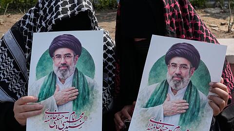 In der Öffentlichkeit zeigt sich das iranische Staatsoberhaupt Modschtaba Chamenei bisher nicht. (Archivbild) In der Öffentlichkeit zeigt sich das iranische Staatsoberhaupt Modschtaba Chamenei bisher nicht. (Archivbild)