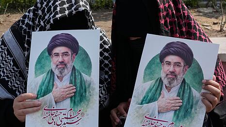 In der &Ouml;ffentlichkeit zeigt sich das iranische Staatsoberhaupt Modschtaba Chamenei bisher nicht. (Archivbild)