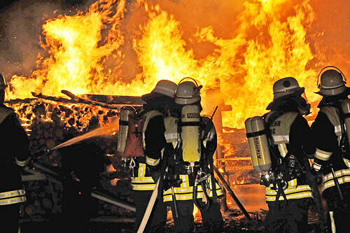 Flammeninferno: Die Halle brannte völlig nieder