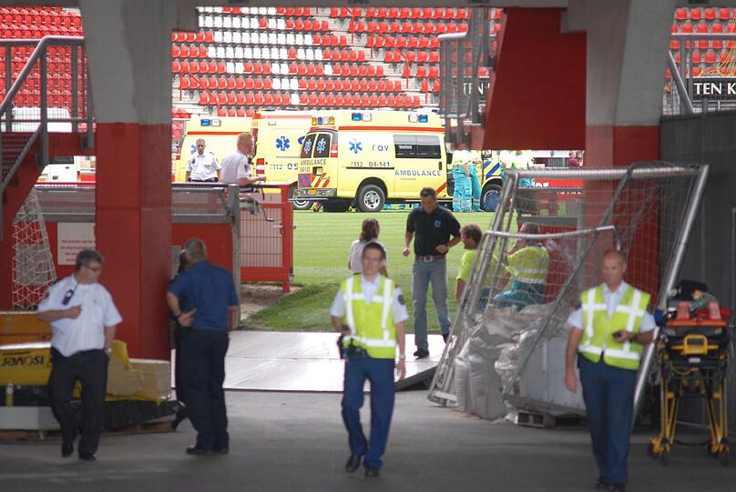 Rettungskräfte am Eingangstor zum Stadion.
