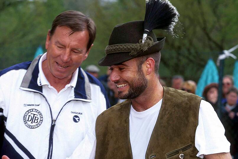 1998: Für Pilic trägt Welt-Star André Agassi sogar Tracht - und hat auch noch Spaß dabei.