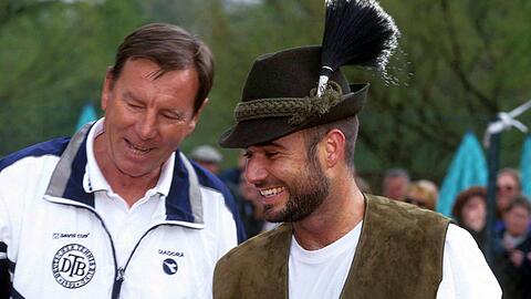 1998: Für Pilic trägt Welt-Star André Agassi sogar Tracht - und hat auch noch Spaß dabei.
