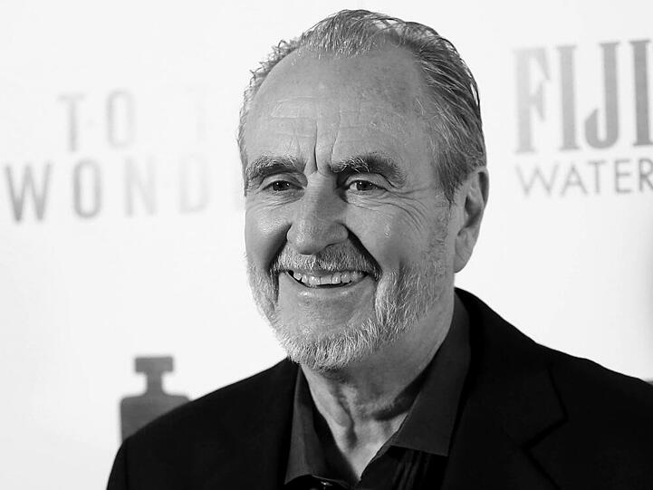 30.08. Wes Craven (76): Der Amerikaner war der erfolgreichste und einflussreichste Horrorregisseur unserer Zeit, der das Genre revolutioniert hat und gleich mehrere Klassiker ("Scream", "Nightmare on Elmstreet") schuf. Mit 76 Jahren ist er in seinem Haus in Los Angeles gestorben. Craven litt an Krebs.