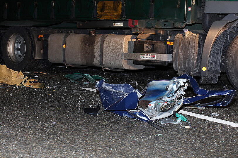 Bei Traunreut hat sich am Freitag ein schwerer Verkehrsunfall ereignet. Die Bilder.