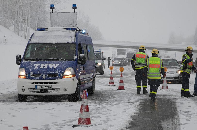 Mehrere Straßen mussten im Landkreis Traunstein gesperrt werden: Gegen Mittag stürzten auch auf der Autobahn A8 zwischen Schweinbach und Bergen mehrere Bäume um. Das THW sperrte die Autobahn.