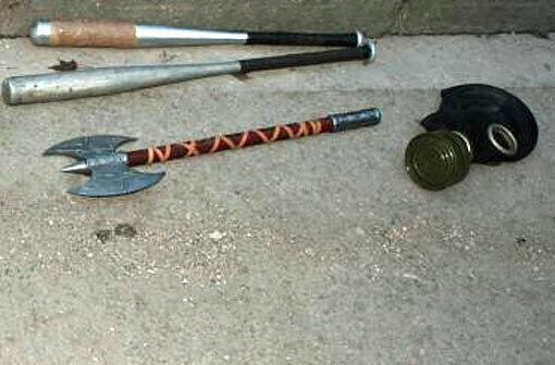 Sogar eine Streitaxt war unter dem Waffenarsenal.