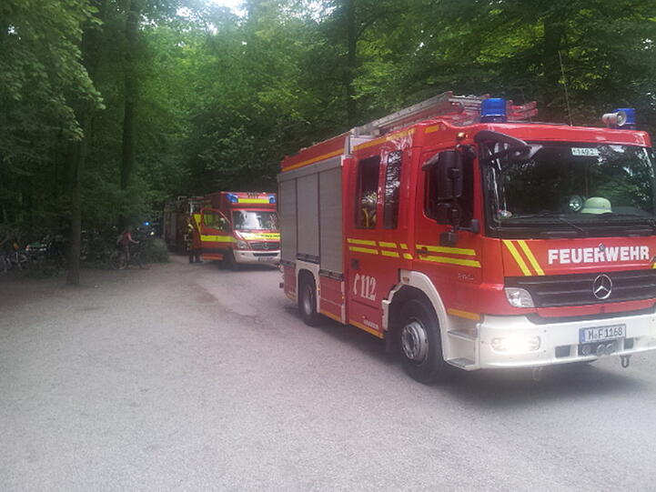Die Feuerwehr rückte zu einem Großeinsatz am Flaucher-Biergarten an: Die Leitung des hauseigenen Gastanks leckte.