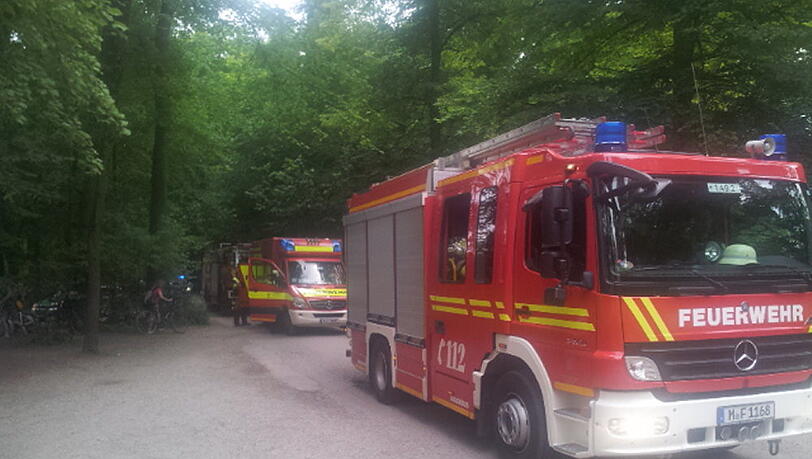 Die Feuerwehr rückte zu einem Großeinsatz am Flaucher-Biergarten an: Die Leitung des hauseigenen Gastanks leckte. Die Feuerwehr rückte zu einem Großeinsatz am Flaucher-Biergarten an: Die Leitung des hauseigenen Gastanks leckte.