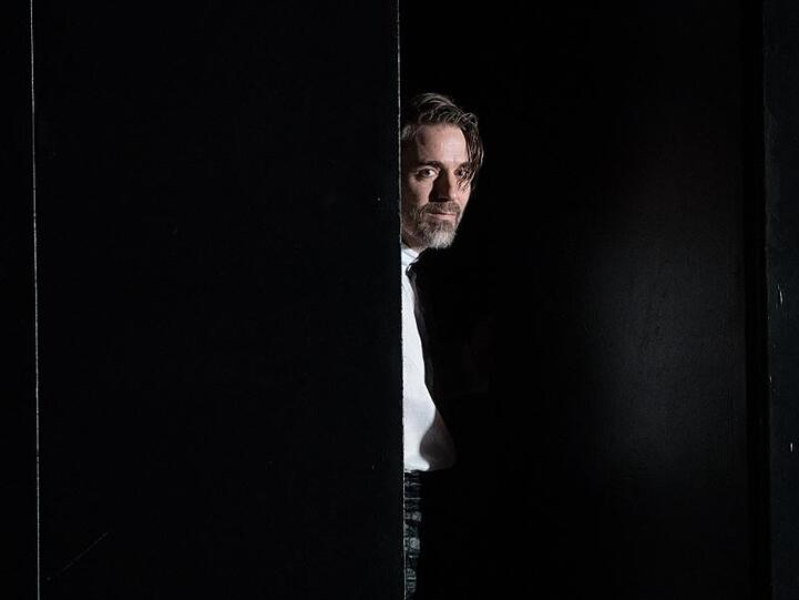 Der Schauspieler Jens Harzer steht auf der Bühne des Thalia Theaters in Hamburg.