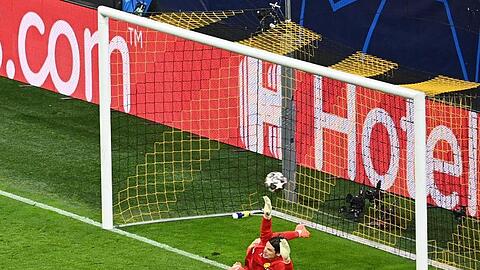 Ahnt die Ecke, kann das Tor aber nicht verhindern: Dortmunds Torwart Marwin Hitz.