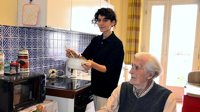 Karl Stankiewitz (92) mit seiner Mitbewohnerin, der Studentin Ashken Yeghiazaryan (29), die ihm im Haushalt hilft - dafür darf sie kostenlos bei ihm wohnen.