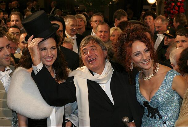 Lugner mit Andie MacDowell und Ehefrau Mausi (r.) 2004. Lugner mit Andie MacDowell und Ehefrau Mausi (r.) 2004.