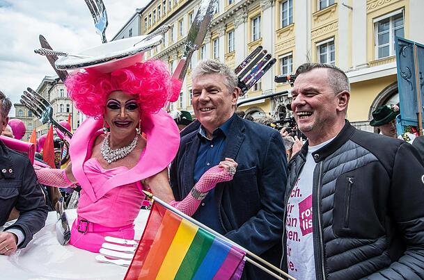 Dragqueens sind in München immer mal wieder zu sehen, vor allem aber am CSD - wie hier mit OB Dieter Reiter (M.) und dem politischen Sprecher des CSD, Thomas Niederbühl, im Jahr 2023 (Archivbild). Dragqueens sind in München immer mal wieder zu sehen, vor allem aber am CSD - wie hier mit OB Dieter Reiter (M.) und dem politischen Sprecher des CSD, Thomas Niederbühl, im Jahr 2023 (Archivbild).