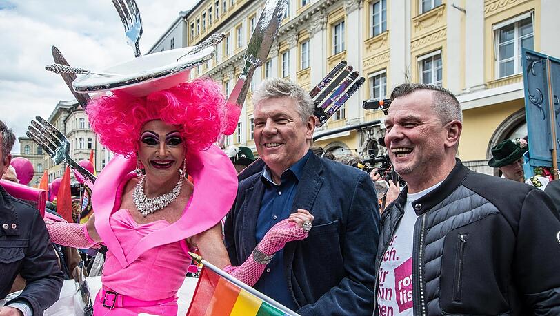Dragqueens sind in München immer mal wieder zu sehen, vor allem aber am CSD - wie hier mit OB Dieter Reiter (M.) und dem politischen Sprecher des CSD, Thomas Niederbühl, im Jahr 2023 (Archivbild). Dragqueens sind in München immer mal wieder zu sehen, vor allem aber am CSD - wie hier mit OB Dieter Reiter (M.) und dem politischen Sprecher des CSD, Thomas Niederbühl, im Jahr 2023 (Archivbild).