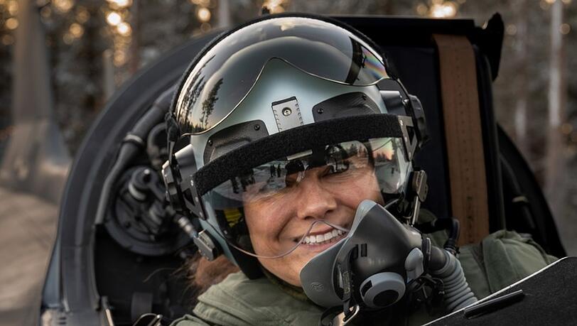Kronprinzessin Victoria nahm in voller Montur auf dem Rücksitz des Kampfflugzeugs "Jas 39 Gripen" Platz. Kronprinzessin Victoria nahm in voller Montur auf dem Rücksitz des Kampfflugzeugs "Jas 39 Gripen" Platz.