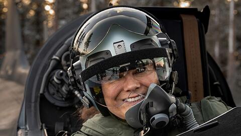 Kronprinzessin Victoria nahm in voller Montur auf dem Rücksitz des Kampfflugzeugs "Jas 39 Gripen" Platz.