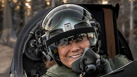 Kronprinzessin Victoria nahm in voller Montur auf dem R&uuml;cksitz des Kampfflugzeugs "Jas 39 Gripen" Platz.