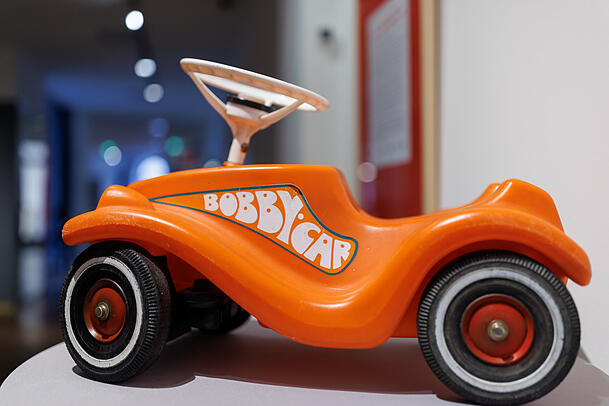 Ein Bobby-Car aus dem Entstehungsjahr 1972 steht in der Ausstellung "50 Jahre Big-Bobby-Car &ndash; Der gro&szlig;e Kult im Kinderzimmer" im Stadtmuseum F&uuml;rth. Die dahinter stehende Simba-Dickie-Group ist einer der gr&ouml;&szlig;ten Spielwarenhersteller in Deutschland.