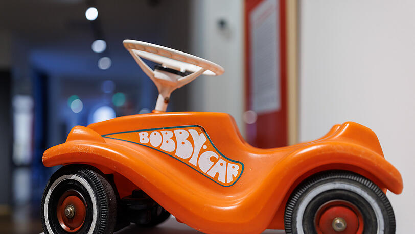 Ein Bobby-Car aus dem Entstehungsjahr 1972 steht in der Ausstellung "50 Jahre Big-Bobby-Car &ndash; Der gro&szlig;e Kult im Kinderzimmer" im Stadtmuseum F&uuml;rth. Die dahinter stehende Simba-Dickie-Group ist einer der gr&ouml;&szlig;ten Spielwarenhersteller in Deutschland.