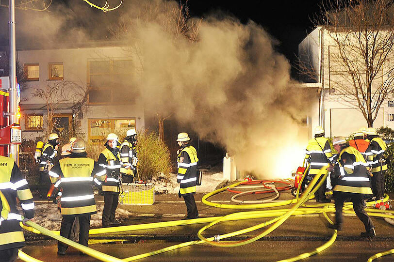 Dichter Rauch dringt aus dem Untergrund: In Trudering ist eine Tiefgarage abgebrannt.