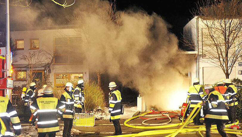Dichter Rauch dringt aus dem Untergrund: In Trudering ist eine Tiefgarage abgebrannt. Dichter Rauch dringt aus dem Untergrund: In Trudering ist eine Tiefgarage abgebrannt.