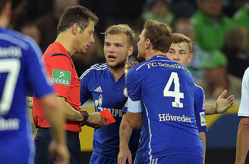 Beim Mönchengladbacher 3:1-Sieg gegen den FC Schalke 04 tritt Schalkes Johannes Geis Borussen-Stürmer André Hahn im Sprung hässlich unters Knie. Der 22-Jährige fliegt sofort vom Platz.