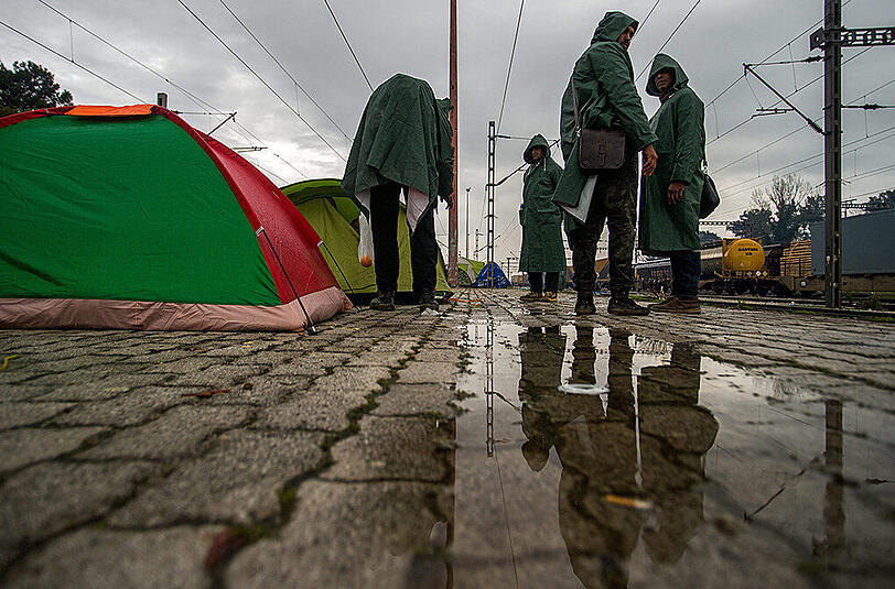 An der griechisch-mazedonischen Grenze herrscht Not und Elend. Schlamm und Dreck setzen den Tausenden Flüchtlingen, die festsitzen, zu.