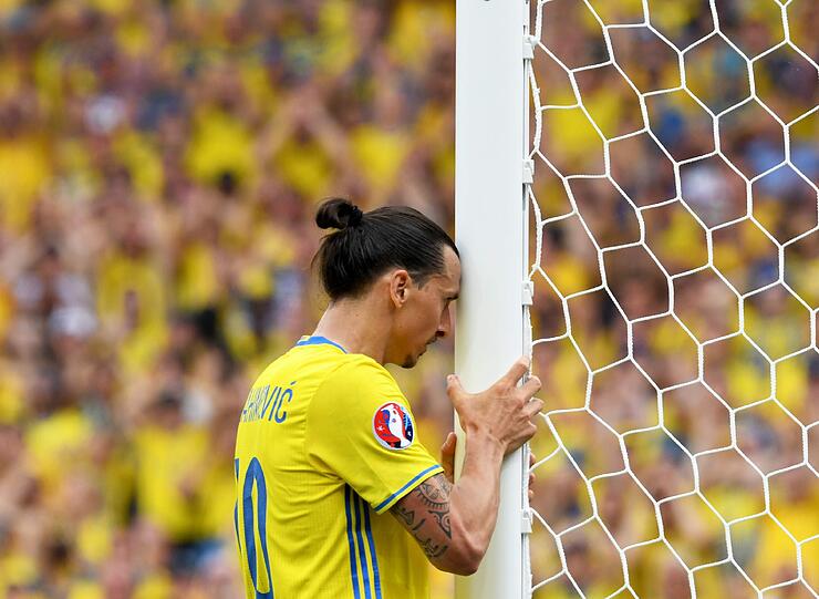 ZLATAN IBRAHIMOVIC: Die EM sollte der krönende Abschluss werden für seine Zeit in Frankreich. Der Abschied von Paris St. Germain steht fest, alle rechnen mit einem Wechsel zu Manchester United. Doch das "Au revoir" könnte deutlich früher und leiser ausgesprochen werden, als sich der exzentrische Schwede das vorgestellt hat. Er selbst ist noch ohne Treffer und großes Spiel - und vor dem abschließenden Gruppenspiel gegen die starken Belgier ist nur ein Punkt auf dem Konto.