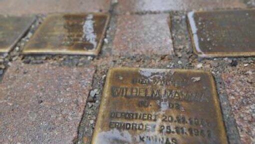 Die in ganz Europa verteilten "Stolpersteine" des Künstlers Gunter Demnig erinnern an das Schicksal der Menschen, die im Nationalsozialismus vertrieben, deportiert und ermordet wurden. Die in ganz Europa verteilten "Stolpersteine" des Künstlers Gunter Demnig erinnern an das Schicksal der Menschen, die im Nationalsozialismus vertrieben, deportiert und ermordet wurden.