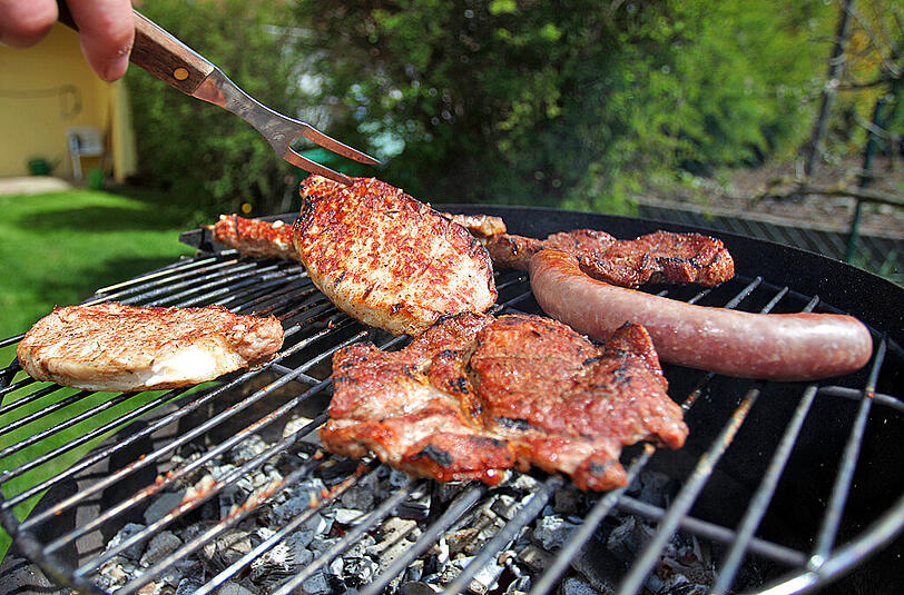 Fleisch und Wurst vom eigenen Grill. Für den Geschmacks-Kick greifen viele Grill-Fans zu Soßen.