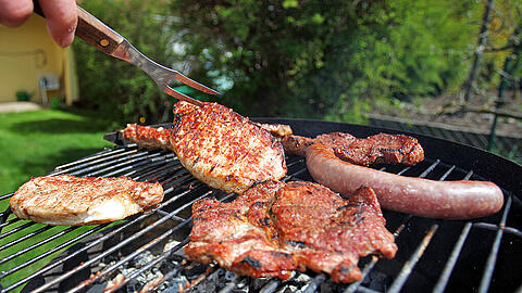 Fleisch und Wurst vom eigenen Grill. Für den Geschmacks-Kick greifen viele Grill-Fans zu Soßen.