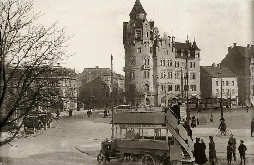 So sah der Rotkreuzplatz 1913 mit Blick auf die Winthirapotheke aus. Der Fotograf stand am heutigen Kaufhof. Bis zum U-Bahn-Bau fuhr die Tram auf der Nymphenburger Straße.