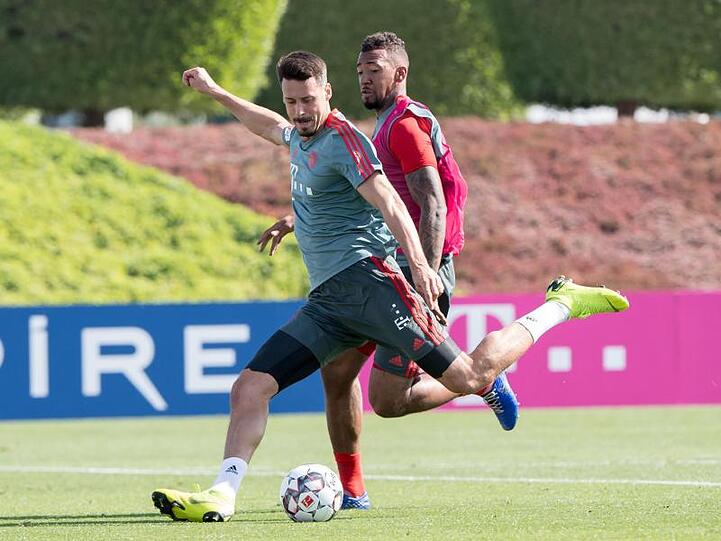 Sandro Wagner und Jerome Boateng (r) vom Fußball-Bundesligisten FC Bayern München im Trainingslager in Doha. Foto: Peter Kneffel