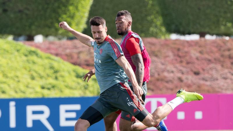 Sandro Wagner und Jerome Boateng (r) vom Fußball-Bundesligisten FC Bayern München im Trainingslager in Doha. Foto: Peter Kneffel Sandro Wagner und Jerome Boateng (r) vom Fußball-Bundesligisten FC Bayern München im Trainingslager in Doha. Foto: Peter Kneffel