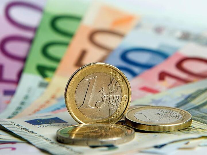 Zahlreiche Euro-Banknoten und Euromünzen. Foto: Daniel Reinhardt/Archivbild