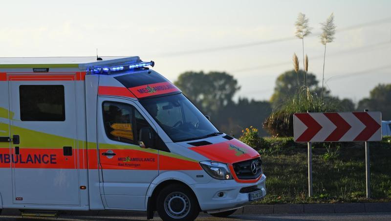 Ein Rettungswagen fährt mit Sondersignal durch einen Kreisverkehr. Foto: Patrick Seeger/dpa/Archivbild Ein Rettungswagen fährt mit Sondersignal durch einen Kreisverkehr. Foto: Patrick Seeger/dpa/Archivbild