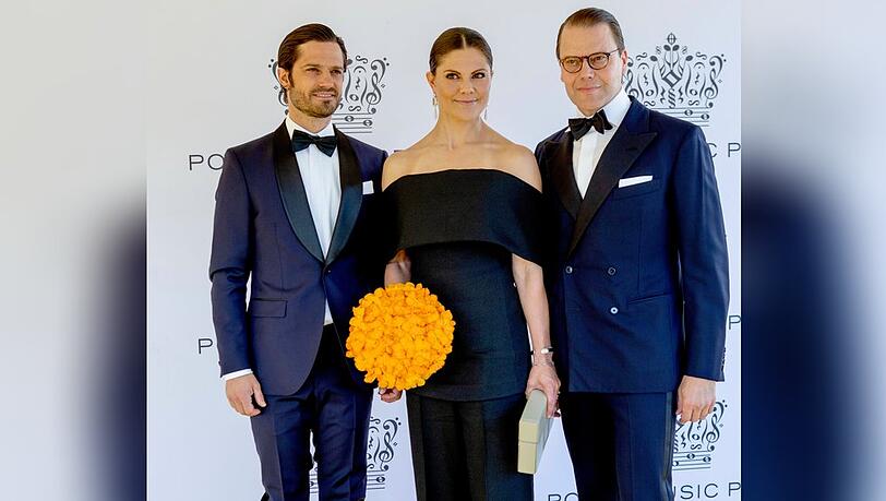 Gemeinsam mit ihrem jüngeren Bruder Prinz Carl Philip (l.) und ihrem Ehemann Prinz Daniel nahm Kronprinzessin Victoria an der Verleihung des "Polar Music Prize" teil. Gemeinsam mit ihrem jüngeren Bruder Prinz Carl Philip (l.) und ihrem Ehemann Prinz Daniel nahm Kronprinzessin Victoria an der Verleihung des "Polar Music Prize" teil.