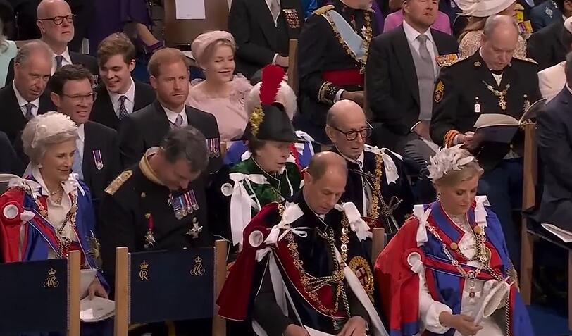 Prinz Harry darf bei seiner Familie sitzen.