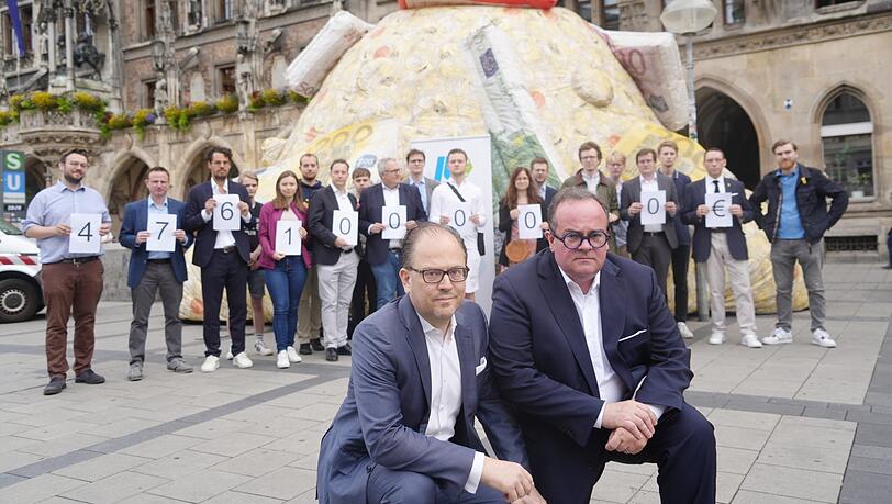 Mit einem aufblasbaren Schuldenberg macht die CSU, im Vordergrund Fraktionschef Manuel Pretzl (l.) und Wirtschaftsreferent Clemens Baumgärtner, mit weiteren Stadträten und der Jungen Union aufs Problem-Thema Haushalt aufmerksam.