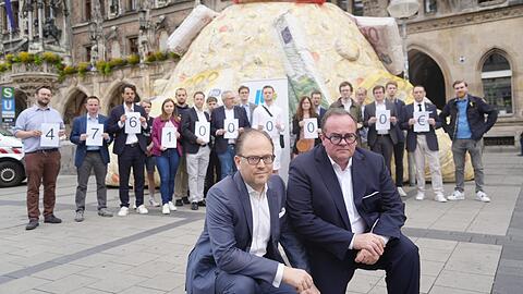 Mit einem aufblasbaren Schuldenberg macht die CSU, im Vordergrund Fraktionschef Manuel Pretzl (l.) und Wirtschaftsreferent Clemens Baumgärtner, mit weiteren Stadträten und der Jungen Union aufs Problem-Thema Haushalt aufmerksam.