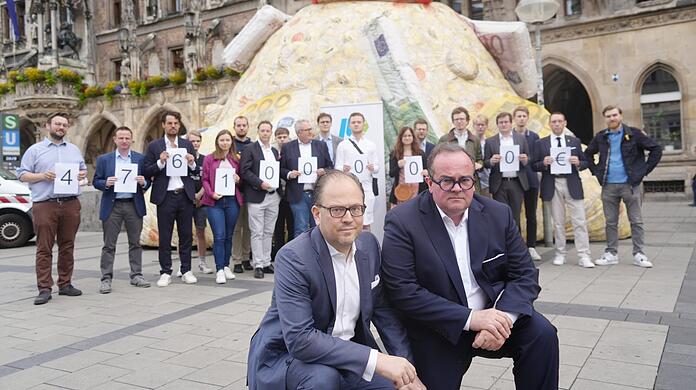 Mit einem aufblasbaren Schuldenberg macht die CSU, im Vordergrund Fraktionschef Manuel Pretzl (l.) und Wirtschaftsreferent Clemens Baumgärtner, mit weiteren Stadträten und der Jungen Union aufs Problem-Thema Haushalt aufmerksam.