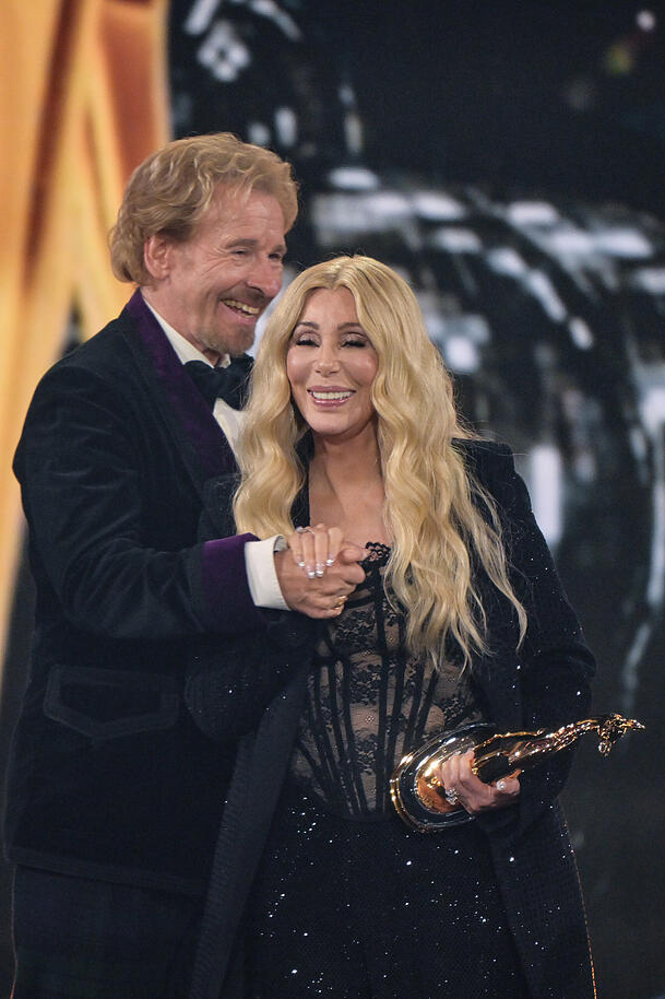 Cher wird von Thomas Gottschalk umarmt, nachdem sie einen Bambi in der Kategorie Legende erhalten hat.